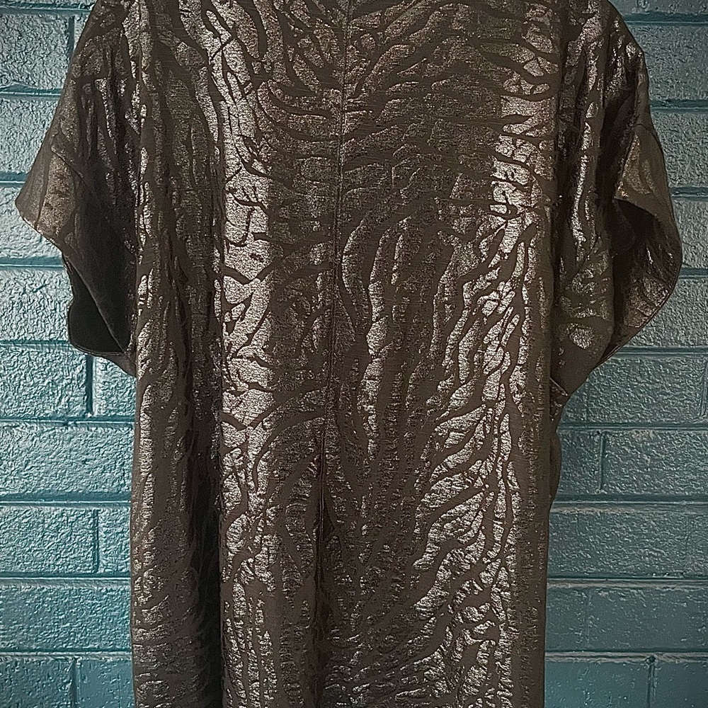 Black Texture Pattern V-Neck Top - Picture 2 of 2
